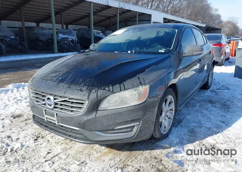 2015 Volvo S60 T5 z USA, uszkodzony, nr VIN YV126MFJ1F1344559